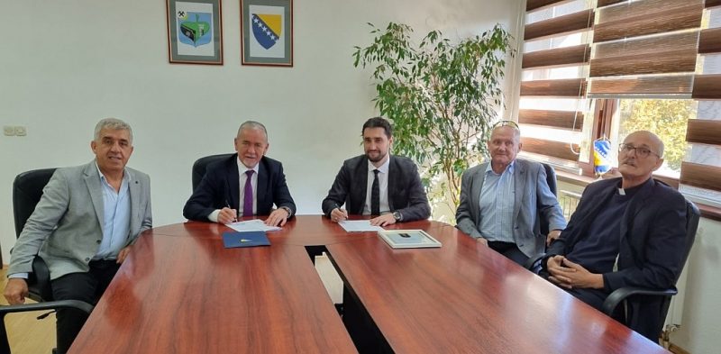 Ministar Josip Martić u Općini Breza: Izdvojeno 210.000 KM za sanaciju lokalne ceste i poboljšanje energetske učinkovitosti