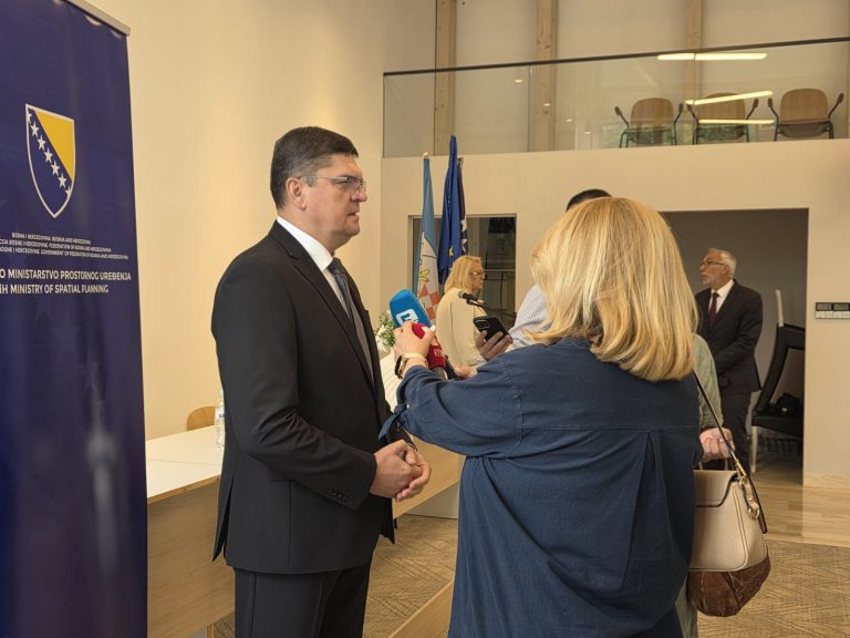 Kiseljak : Potpisani ugovori za 27 projekata koje će sufinancirati Ministarstvo prostornog uređenja